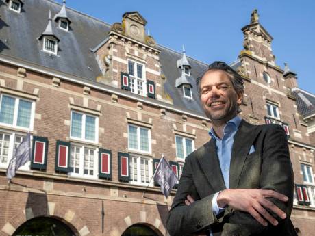 Mode-ondernemer Viskaal legt 70 zonnepanelen op dak van de Waag in Almelo, een rijksmonument: ‘Maar esthetisch is het verantwoord’