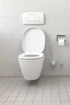 Pourquoi vous devriez arrêter d'utiliser votre téléphone aux toilettes 