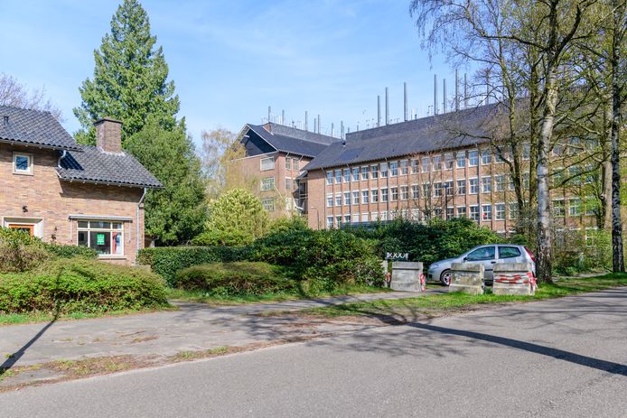 Het gebouw van het RIVM (rechts) in Bilthoven.