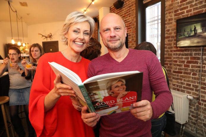 Rani, hier met haar JOE-collega Raf Van Brussel, bracht onlangs haar eerste kookboek uit.