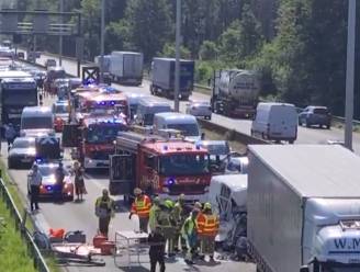 Mogelijk dodelijk ongeval met bestelwagen en vrachtwagen op E313 richting Antwerpen in Ranst: snelweg volledig versperd