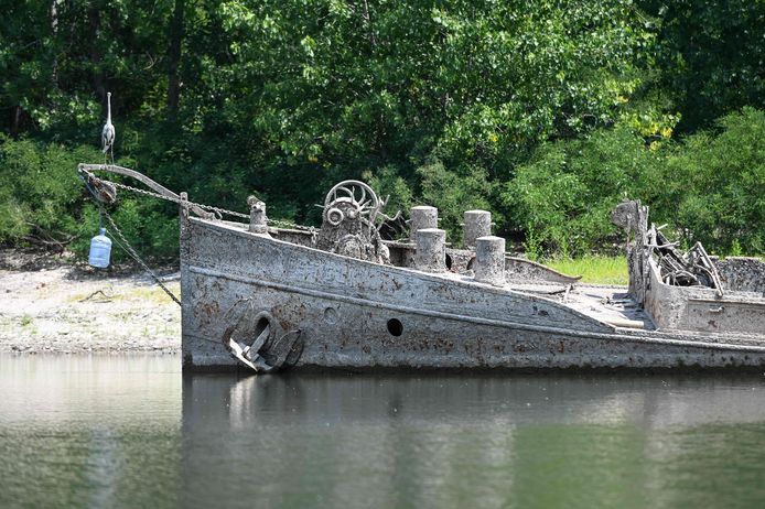 Het binnenschip in de Po in Gualtieri is letterlijk boven water gekomen door het laagste peil van de rivier in 70 jaar tijd.