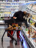 Een Duitse consument in supermarkt.