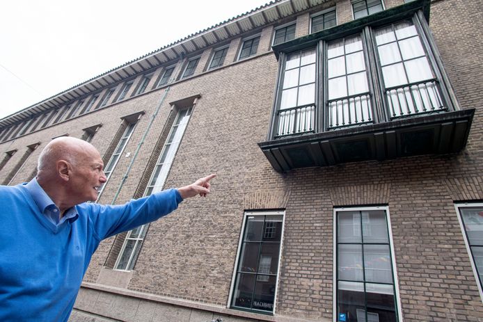Onderaan dit balkon van het stadhuis zijn platen bevestigd met de afbeelding van de drie schikgodinnen. Gemaakt ter gelegenheid van het 100-jarig bestaan van textielfabriek Van Heek &Co.