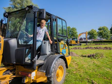 Luca (11) uit Axel gaf zijn droom niet op en zie nu: de aanleg van ‘zijn’ pumptrackbaan is begonnen