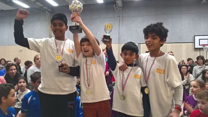 De winnaars van de districtskampioenschappen schaken.