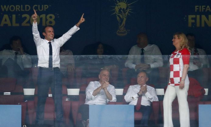 De Franse president Emmanuel Macron en de Kroaatse president Kolinda Grabar-Kitarovic reageren na de vierde goal van Frankrijk.
