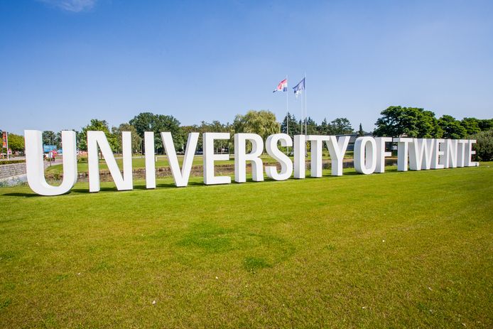 ENSCHEDE - Het logo van de Universiteit Twente staat groot bij de ingang van het terrein.