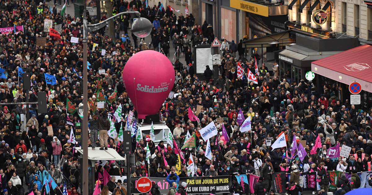 По данным профсоюза, около 3 млн человек протестуют против повышения пенсионного возраста во Франции |  За рубеж