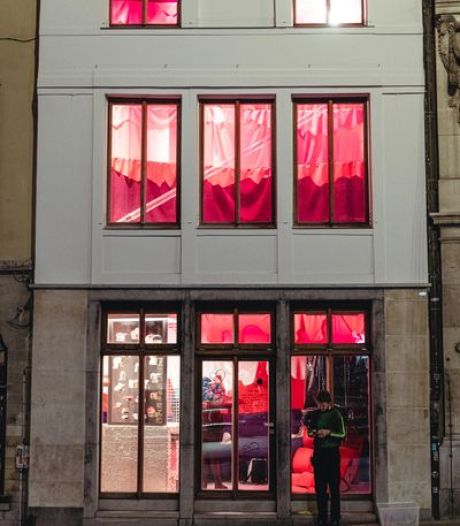 ‘De kleinste gay bar ter wereld’ vind je twee weken lang in Gent: “Cocktails, karaoke, glory holes en dark rooms”