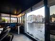 Stijlvolle woonboot voor pittig prijsje in de verkoop: ‘Mooiste plek van Amsterdam’