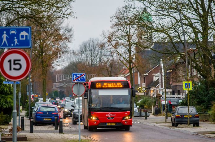 Tegen het opheffen van busdienst 64  in Overdinkel is weerstand.