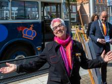 Met de historische trolleybus door Arnhem om lintjes uit te reiken: ‘Voor herhaling vatbaar’