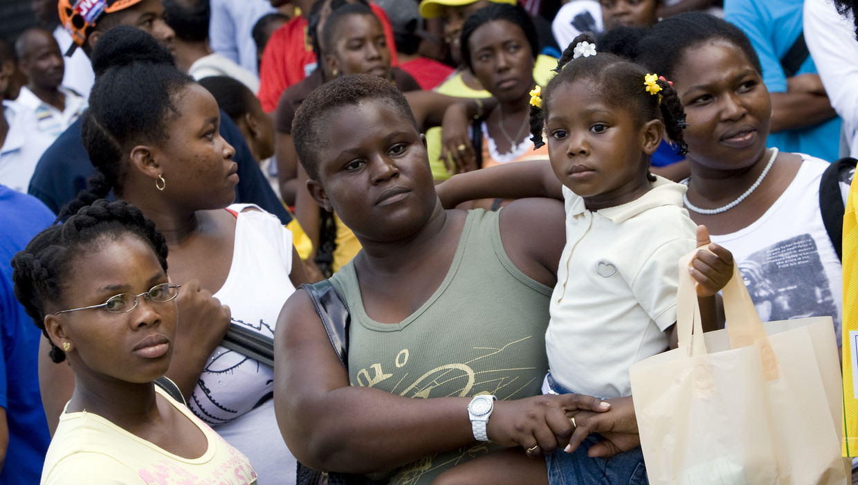 Surinaamse moeder met haar kinderen in Paramaribo. Beeld ANP