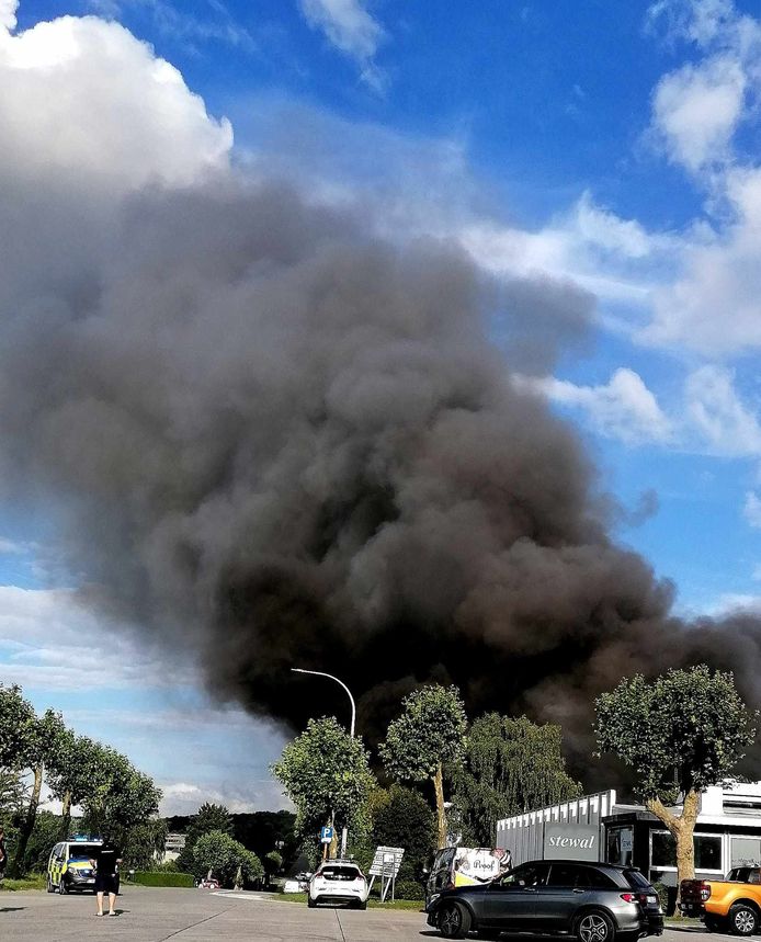 Felle brand woedt bij afvalbedrijf op Industriezone Klein Frankrijk in ...