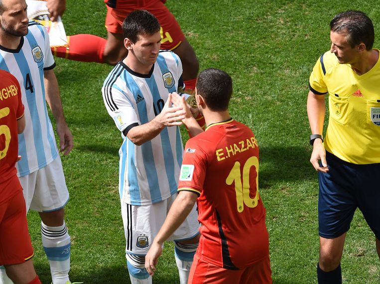 Eden Hazard schudt de hand van Lionel Messi voor de WK-kwartfinale tegen Argentinië in 2014. Beeld Photo News