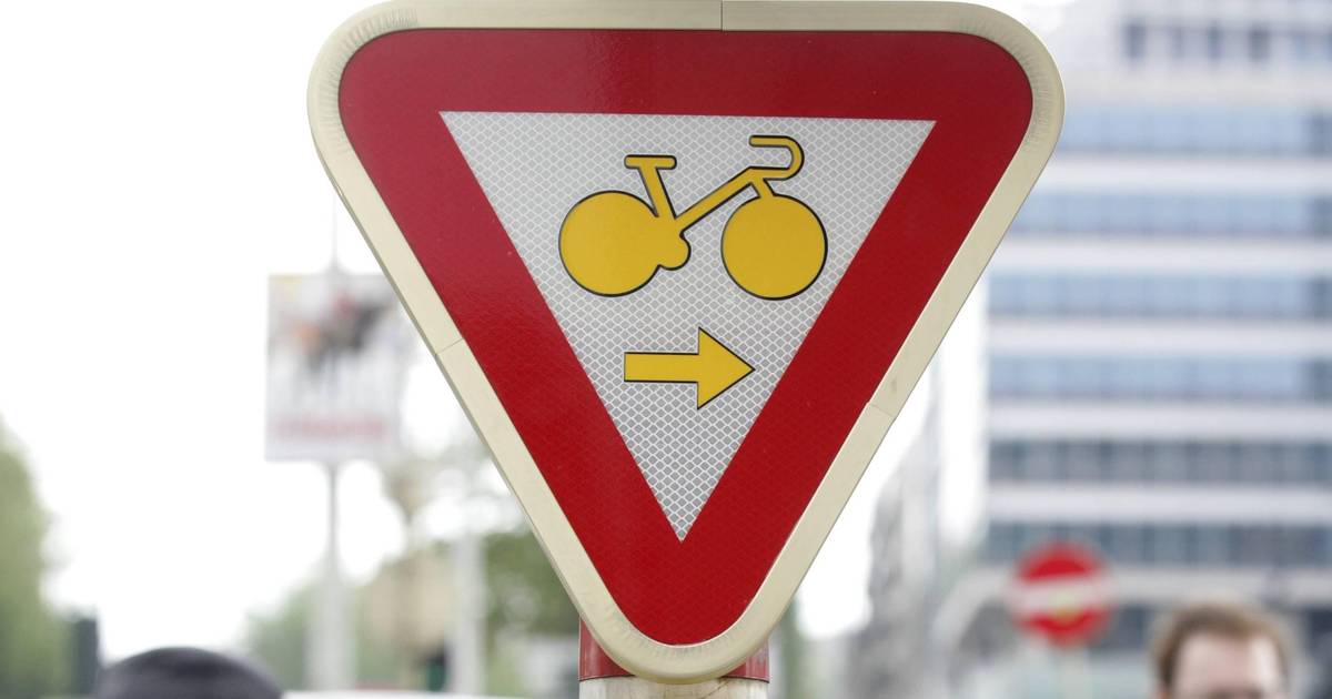 Fietsers mogen door rood rijden op 75 Brusselse kruispunten ...