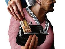 Zeker 100.000 ouderen per jaar zijn slachtoffer van financiële uitbuiting: dit kun je doen
