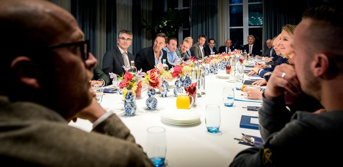 Premier Mark Rutte en minister Cora van Nieuwenhuizen met vertegenwoordigers van bouwondernemingen en bedrijven in de grond-, weg- en waterbouw (GWW) in gesprek over stikstof en PFAS, op 12 november jongstleden in het Catshuis.