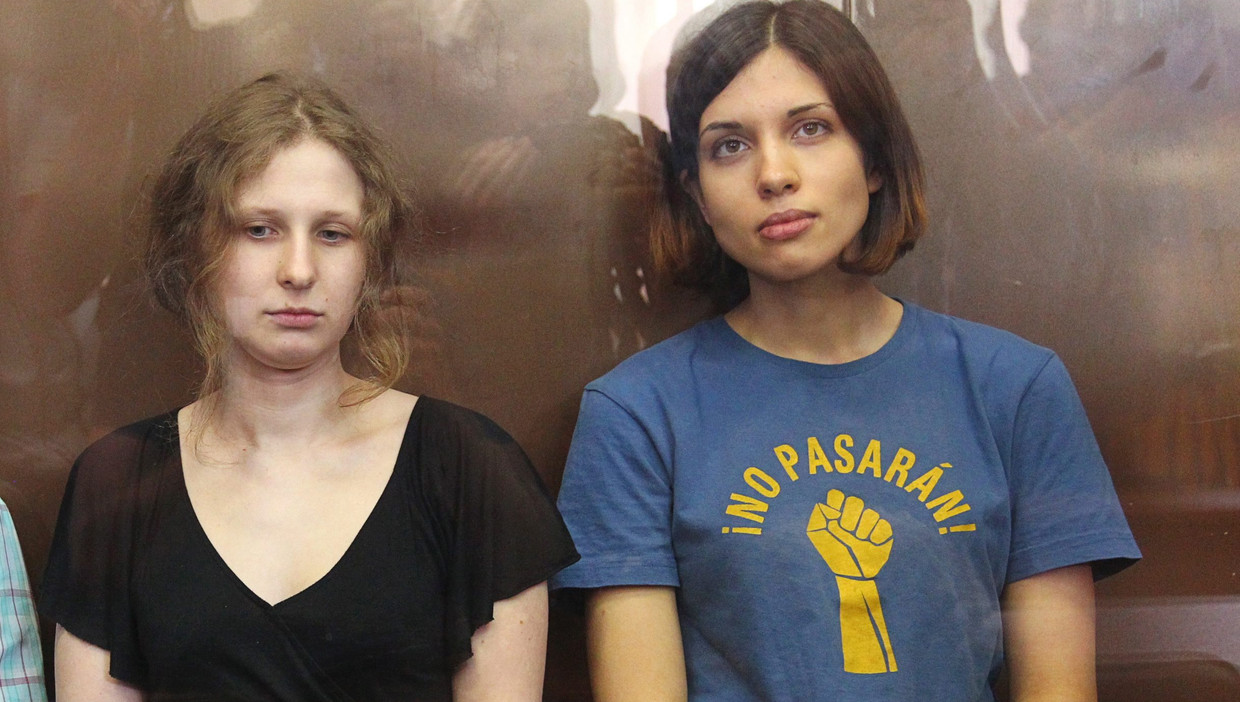 Nadezjda Tolokonnikova (R) en Maria Alechina, de gedetineerde leden van de band Pussy Riot. Beeld EPA