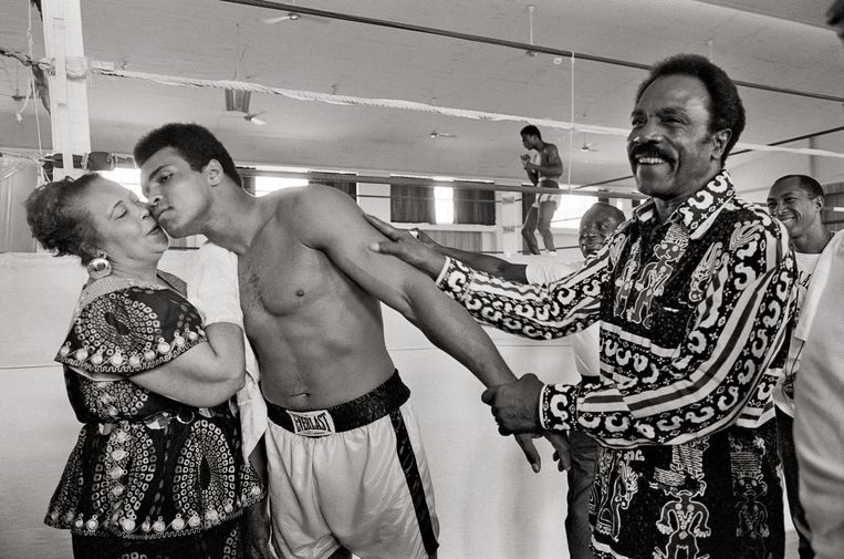 Muhammed Ali, met moeder Odessa Clay en vader Cassius Marcellus Clay Sr.  Beeld © Neil Leifer/Sports Illustrated