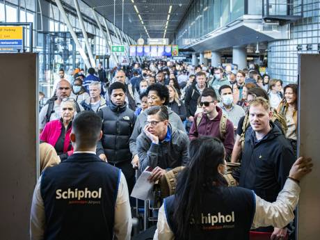 Niet aansprakelijk voor chaos door drukte? Top van Schiphol moet zich bij de rechtbank melden