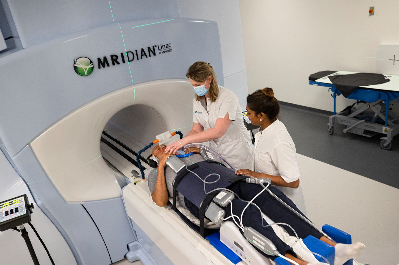 Koos ziet eigen tumor in beeld komen met nieuwe MRIscanner in Catharina ziekenhuis Foto AD.nl