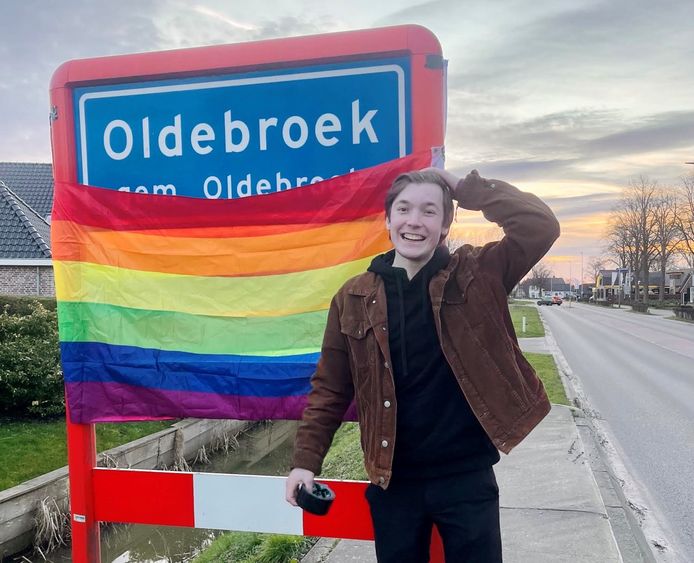 Geert Noordzij maakte gisteren een statement in Oldebroek, uit protest tegen het verwerpen van de lhbtiq-vlag door het Christelijk Verbond Oldebroek.