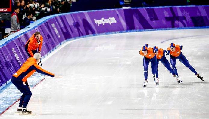 Jan Blokhuijsen, Koen Verweij en Sven Kramer worden aangemoedigd door Arie Koops