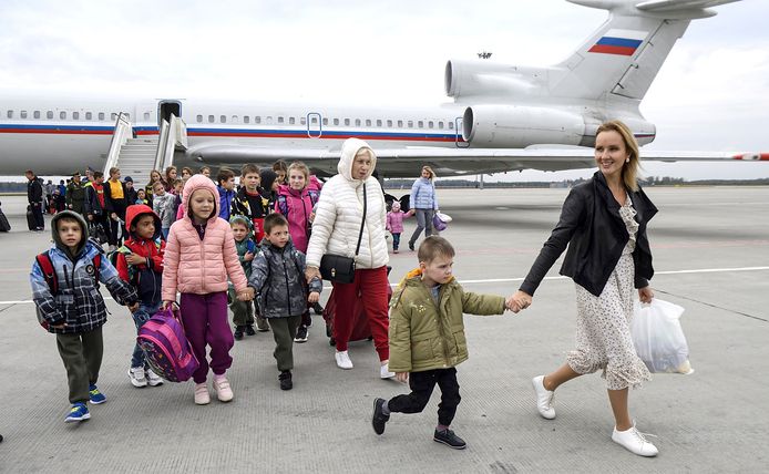 16 september 2022: Maria Alekseyevna Lvova-Belova (rechts) arriveert met 125 kinderen uit het oosten van Oekraïne in Moskou.