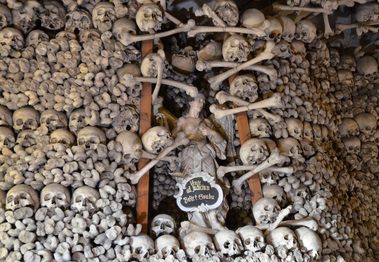 Enkele van de duizenden schedels en botten in het kapelletje van Czermna. Beeld alamy