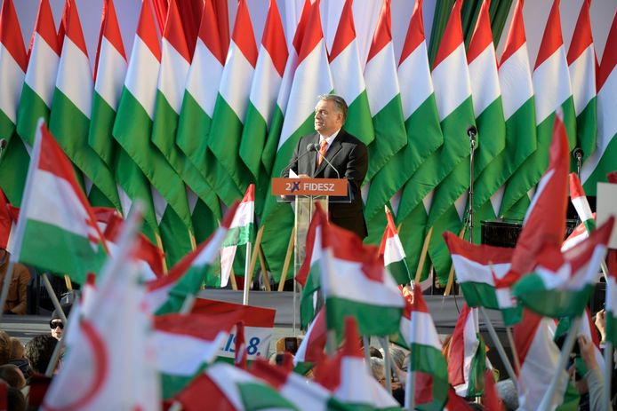 De Hongaarse premier Viktor Orbán spreekt zijn aanhangers toe tijdens een verkiezingsbijeenkomst.