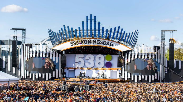 Publiek tijdens 538Koningsdag, een groot oranjefeest op het Chasseveld in Breda