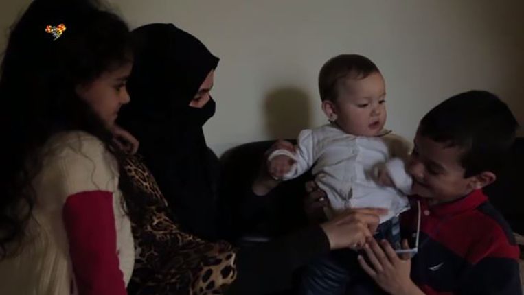 Sala Dulaimi met drie van haar vier kinderen. Het meisje links is de dochter van al-Baghdadi. Beeld screenshot