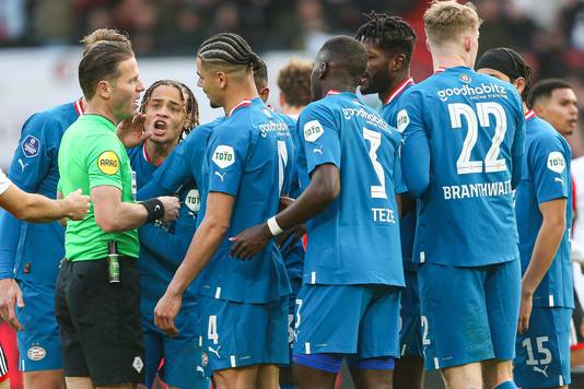 Danny Makkelie wordt omsingeld door PSV'ers.