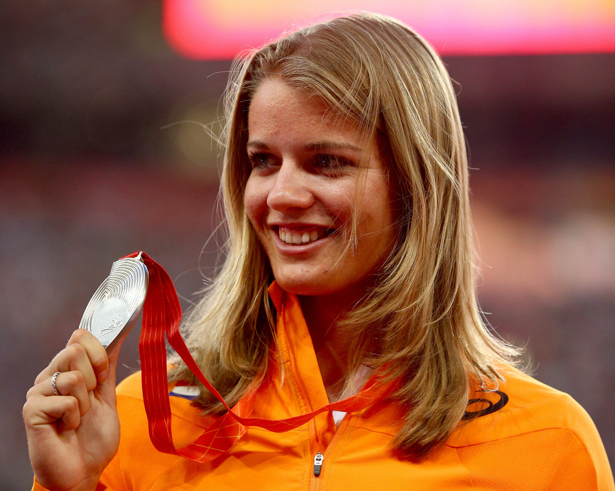 Dafne Schippers met haar zilveren medaille. Beeld getty