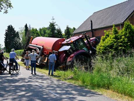 Tractor komt paar meter voor huis tot stilstand na ongeval, chauffeur raakt gewond