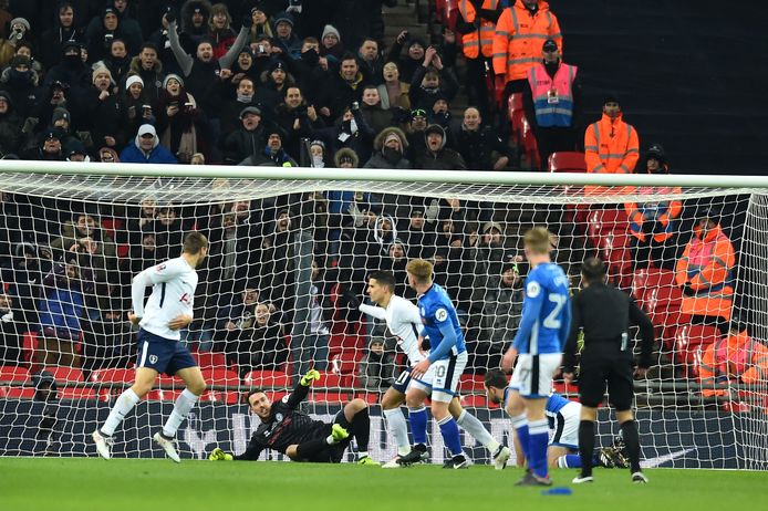 Erik Lamela (midden) ziet zijn goal afgekeurd worden.