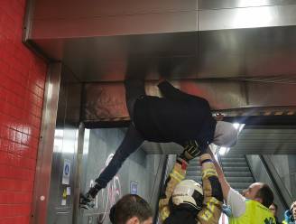Man (33) sterft nadat hij gekneld zit in rolluik Brussels metrostation: al vierde gelijkaardig incident in twee maanden