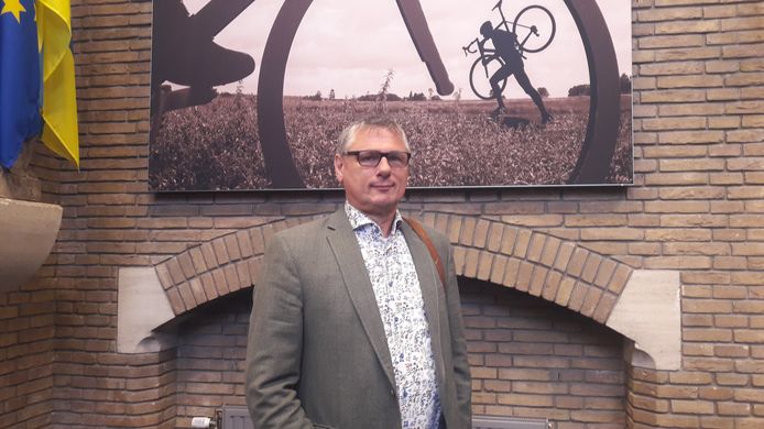 De Roosendaalse politicus Toine Theunis, die in zijn eigen woonplaats afzwaait als wethouder, is zaterdag begonnen als informateur om een nieuw college te vormen in wielergemeente Woensdrecht. 'Een vriendendienst'.