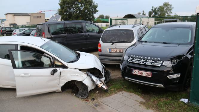 Vier voertuigen beschadigd nadat inhaalmanoeuvre fout afloopt 