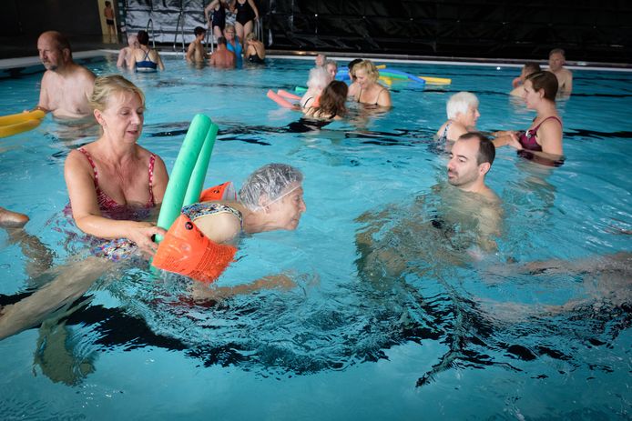 Niet alleen de dementen maar ook hun begeleiders genieten van een zwembeurt.