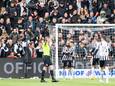 Anas Ouahim feliciteert Samuel Armenteros met zijn doelpunt voor Heracles tegen FC Den Bosch. De gastheren zouden het duel winnen met 3-2.