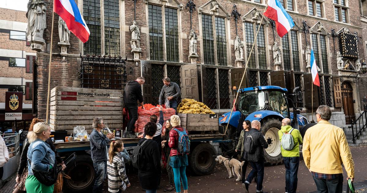 Boeren delen groenten en fruit uit op Nijmeegse markt en oogsten steun: ‘Zonder boeren gaan we allemaal ten onder’