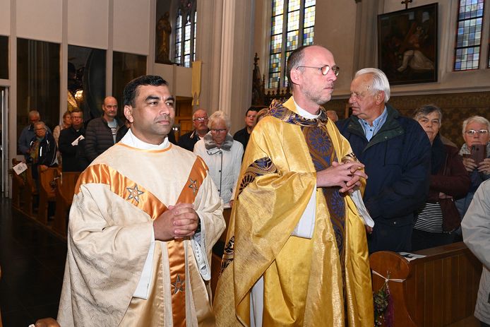 Pastoor James met naast hem de vicaris generaal van het bisdom, Theo Lamers.