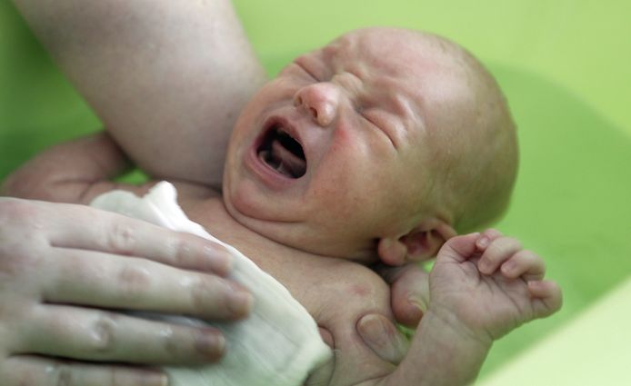 Baby huilt wanneer hij onder de armen wordt opgepakt