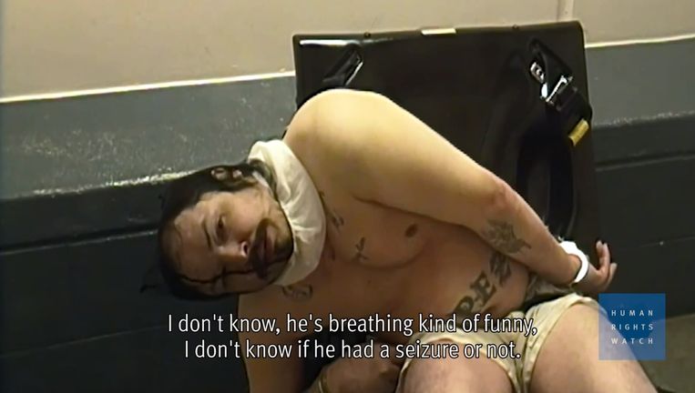 Still uit video waarin te zien is dat Lopez is vastgebonden aan een stoel. Beeld Human Rights Watch