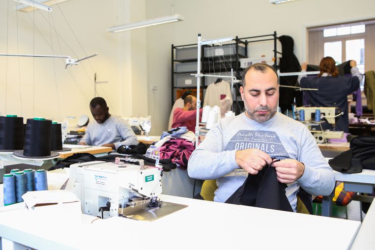 Het naaiatelier van New Optimist. ‘Voorlopig komen we uit bij mensen die dit vak hebben geleerd in landen die nog wel een textielindustrie hebben.’ Beeld Hannah Bults