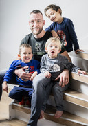 Robbie Hageman met zijn kinderen Inoah (6), Boaz (4) en Jeüs (3).