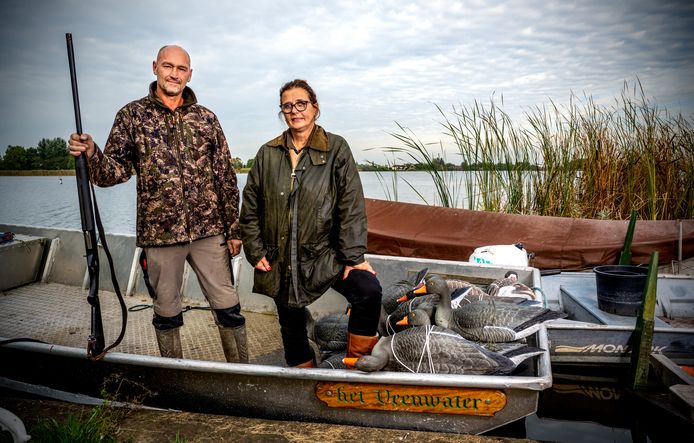 Jager Heidi en haar man met haar levende lokeenden op de Reeuwijkse Plassen.